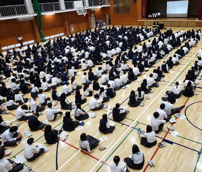 総会　体育館アリーナ右 